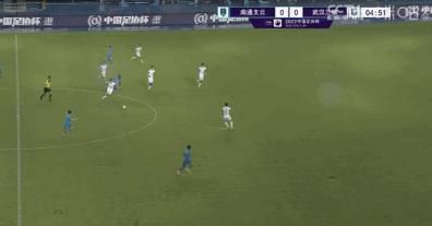 调皮的官博在博文中称要将王一博“锁”在横店，表示不舍他离开。