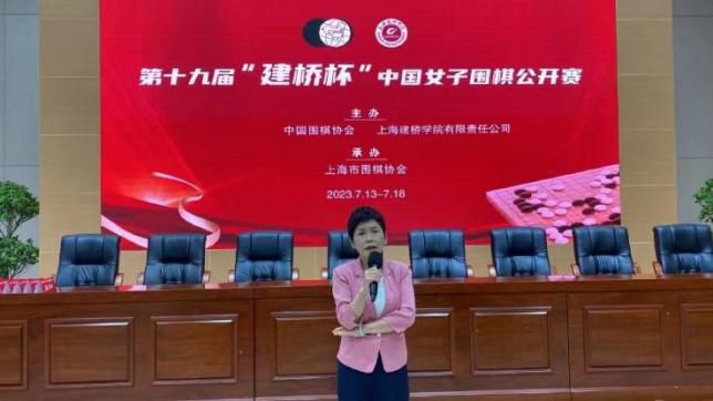 今晚的开幕式，我们在歌声与舞蹈中追忆了银幕上的似水年华。