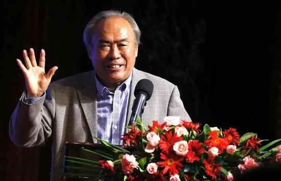 影片设定在独立的时间线中，其世界观深度借鉴了游戏、小说与漫画所构建的扩展宇宙。
