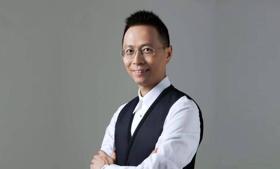 《W-两个世界》郑大允执导，这也是导演与李钟硕暌违8年的再度合作。