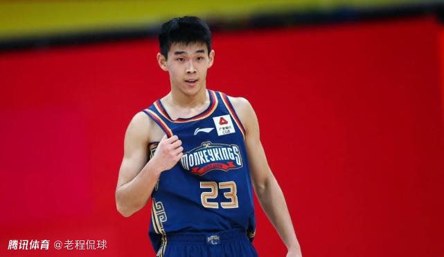 法国小姐索尼娅·罗兰德蕾丝美裙惊艳动人。