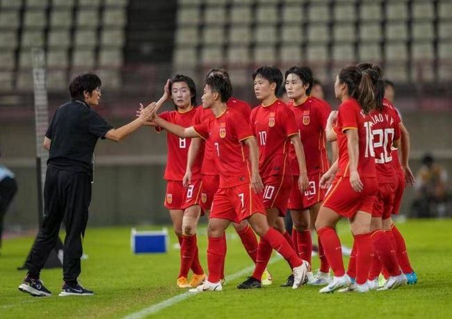 电影《终结者2：审判日》中的“水银终结者” T-1000是许多人的童年梦魇电影《终结者2：审判日》中的T-800牺牲前终于感觉到了何谓悲伤人工智能题材电影，像是镜子，亦是比喻，反射出的是人类自己的面孔。