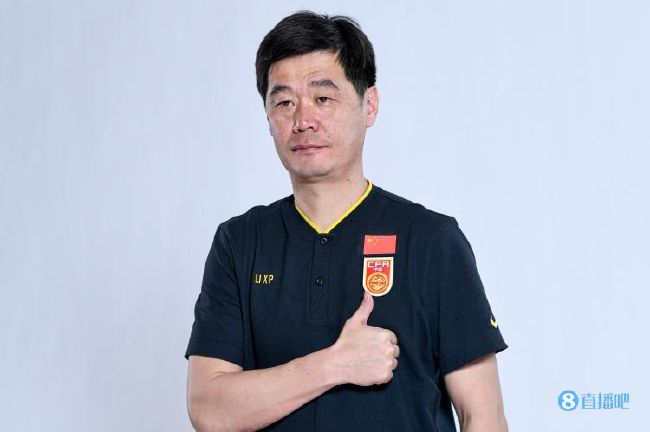 当天，亨超身穿以白色衬衫搭深蓝色牛仔裤的清爽造型出街，女友娜塔莉则穿着绿色纱质外衫，内搭黑色连衣裙亮相。