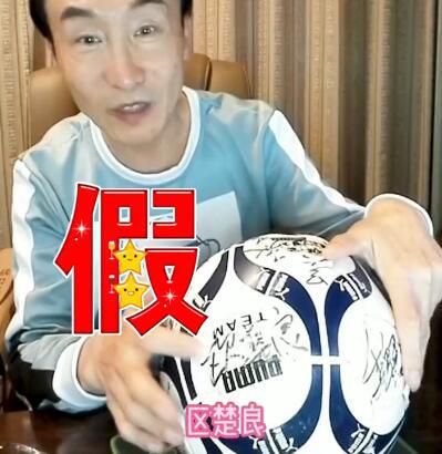 “哈里·波特”男星丹尼尔·雷德克里夫身着格子衬衫亮相，现场大笑不断心情靓。