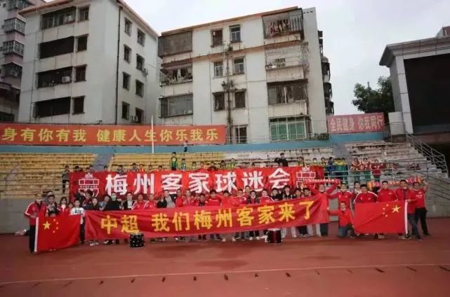《银河补习班》周日继续在二、三线城市开展点映，在排片占比没有显著变化的情况下，单日票房环比上升73.32%，上座率环比上升11个百分 《夜班经理》原著作者约翰勒卡雷去世 死于肺炎享年89岁 多部小说改编成影视剧 2020-12-14 《新闻女王2》预测年底正式开机 保留原班人马加入美女主播 2024-04-12 《新闻女王2》预测年底正式开机 保留原班人马加入美女主播 《银河补习班》破6亿 《小Q》点映上榜 2019-07-26 7月25日，大盘报收票房9352万，较前一日上升0.55%。