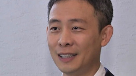 该片讲述的是用锤子杀害了一家人的平凡公司职员藏身于公司，并被监控摄像头拍到了他出现的身影，公司职员们一个接一个被神秘杀害，是一部充满恐 《办公室》曝演员阵容 高我星朴圣雄合作惊悚片 2015-07-24 韩国新片《办公室》于7月23日在首尔新沙洞狎鸥亭CGV举行了制作发表会，洪元灿导演携高我星（曾译名：高雅星）、朴圣雄、裴成宇、柳贤京、李彩恩、朴政珉、吴大焕、孙秀贤一同亮相。
